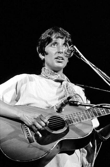 Joan Baez cantó bajo la lluvia embarazada de seis meses.