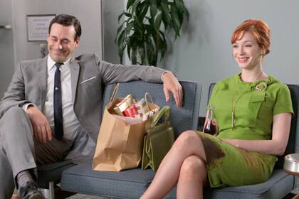 Joan (Christina Hendricks) y Don (Jon Hamm) en un encuentro inusual en la tercera temporada de Mad Men