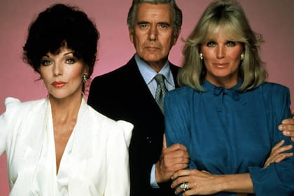 Joan Collins junto a sus compañeros de elenco de Dinastía