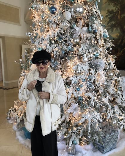 Joan Collins optó por un árbol decorado en blanco y azul