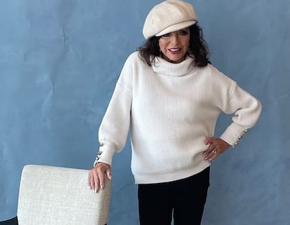 Joan Collins tiene 92 años y respeta una dieta basada en alimentos ricos en proteínas y fibra, aunque también come chocolate, galletas y toma vino