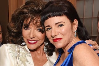 Joan Collins, la madre feminista que le enseñó a su hija a luchar por sus ideas
