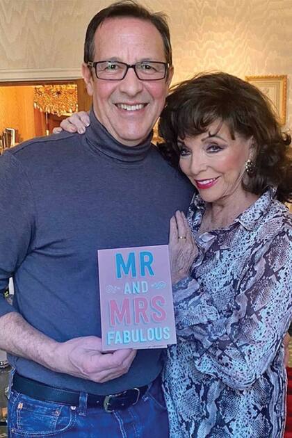 Joan compartió en su cuenta de Instagram una foto junto a su gran amor y una de las tarjetas de felicitación que recibieron por su 20° aniversario de casados. “Sr. y Sra. Fabulosos”, dice la postal, en inglés.