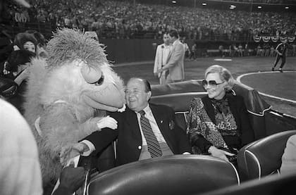 Joan con Ray Kroc, cuando él era dueño del equipo profesional de béisbol San Diego Padres y la mascota lo saludó en honor a su 80º cumpleaños en el Estadio Jack Murphy