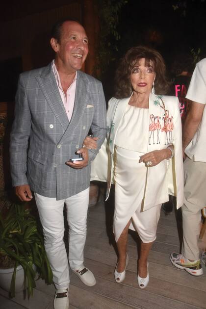 Joan con su marido,
Percy Gibson, llega
a la fiesta en el
restaurante Gigi
Ramatuelle de
Saint-Tropez