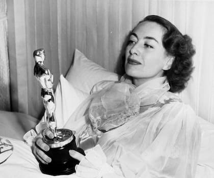 Joan Crawford recibe el Oscar en la cama