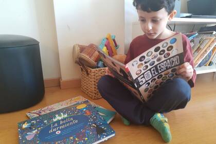 Joan elige libros con música y sobre el espacio