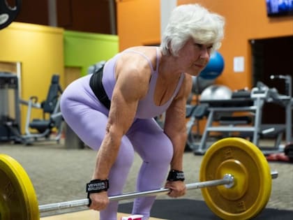 Joan en una sesión de levantamiento de pesas.