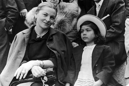 Joan Fontaine junto a la niña que adoptó en Perú, Martita Pareja, que huyó de su lado tiempo después