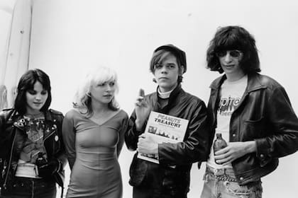 Joan Jett, Debbie Harry, David Johansen y Joey Ramone en una "Boda punk" en la década de 1970