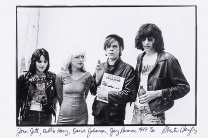 Joan Jett, Debbie Harry, David Johansen de New York Dolls y Joey Ramone, fotografiados por Roberta Bayley