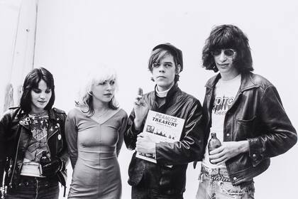 Joan Jett, Debbie Harry, David Johansen y Joey Ramone en Nueva York, 1977