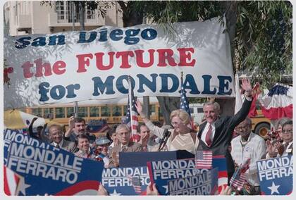 Joan junto al entonces candidato a la presidencia demócrata Walter Mondale