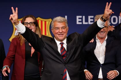 Joan Laporta celebrando después de ganar las elecciones para seguir en el cargo como presidente de Barcelona