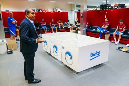 Joan Laporta, el nuevo presidente de Barcelona, visita el vestuario en el primer día de pretemporada del equipo.