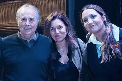 Joan Manuel Serrat y su esposa junto a Carla Calabrese, la productora y directora de Come From Away
