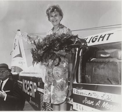 Joan Merriam Smith compitió con Jerrie Mock por ser la primera mujer en dar la vuelta al mundo en vuelo solitario. Comenzaron sus travesías prácticamente en simultáneo, pero Joan abandonó por problemas mecánicos en su nave.