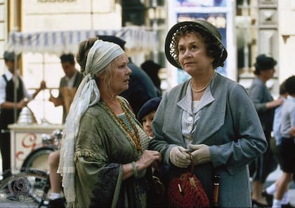 Joan Plowright junto a Judi Dench en la película de 1999 Té con Mussolini (Foto: Instagram @joanplowrightfanpage)