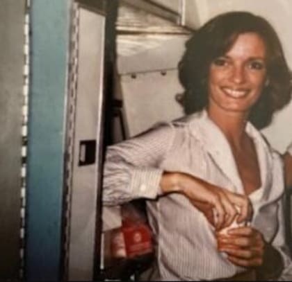 Joan Prince Crandall comenzó a volar en 1959, durante décadas, la profesión estuvo marcada por exigencias de imagen, edad y estado civil que hoy resultarían impensables
