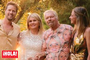 Joan Templeman y Richard Branson junto a sus hijos, Sam y Holly, en una foto reciente. Branson llevaba una remera con la cara de Joan. “Era mi todo, la estrella brillante alrededor de la cual el universo de nuestra familia siempre orbitó. Esa luz no se fue, simplemente tomó una nueva forma”, dice el empresario
