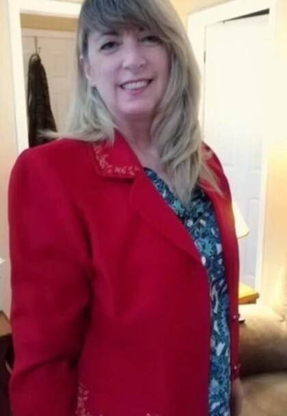 JoAnn con su saco rojo