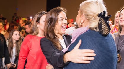 Joanna Picetti junto con Elisa Carrió