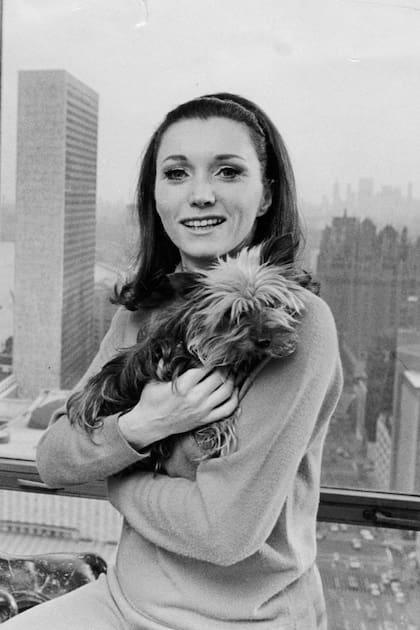 Joanne Carson con su perro Muffin en la sala de su departamento de Manhattan, el 25 de abril de 1968. Cuando Capote murió, en agosto de 1984, ella guardó la mitad de sus cenizas.