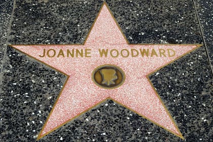 Joanne fue la primera mujer en tener su estrella en el Paseo de la Fama de Hollywood, en 1960
