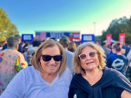 Joanne Steven y Mimi Mathis, en el mitin de Kamala Harris y Barack Obama en Clarkston