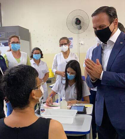 João Doria acompañando a las primeras personas en ser vacunadas en Serrana, como parte del estudio inédito en el mundo para mapear el control de la pandemia con la vacuna.