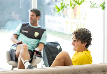 Joao Fonseca, en un momento de relax con su equipo, en el Argentina Open