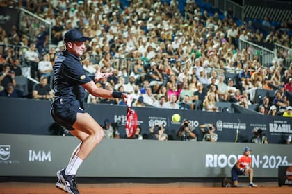 João Fonseca impactando de drive ante Ignacio Buse, por los octavos de final del Río Open: el peruano triunfó en una noche de mucha humedad