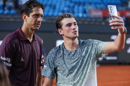 Joao Fonseca, que graba un video con el celular, es la gran atracción del torneo: juega en singles y en dobles, con Marcelo Melo