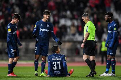 Joao Monteiro, arquero improvisado como lateral por Belenenses, se tira al suelo y acusa una lesión: es el final del partido, que Benfica gana 7-0 y en el que Belenenses se queda con apenas seis futbolistas disponibles.