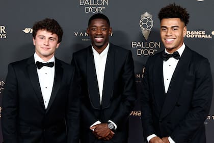 João Neves, Ousmane Dembélé y Désiré Doué, los tres del París Saint Germain, en su llegada al Balón de Oro 2025; el portugués quedó 19° en el ranking final