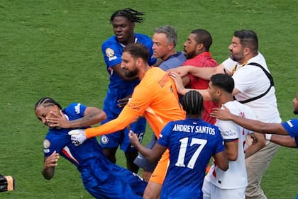 João Pedro es empujado por el portero del Paris Saint-Germain, Gianluigi Donnarumma y Luis Enrique