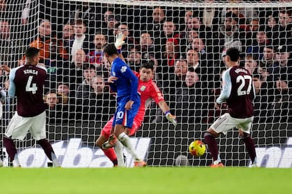 João Pedro marca el 1-0 para Chelsea en Stamford Bridge, después de que Dibu Martínez quedara atrapado en una cortina del brasileño y de Enzo Fernández.