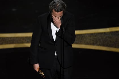 Joaquin Phoenix recibiendo el Oscar por Mejor Actor