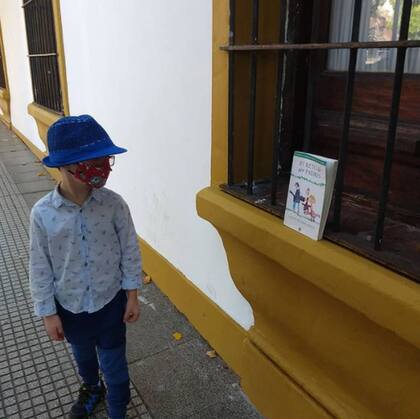Joaquín acostumbra a salir con su mamá a dejar libros sueltos para que otras personas los lleven