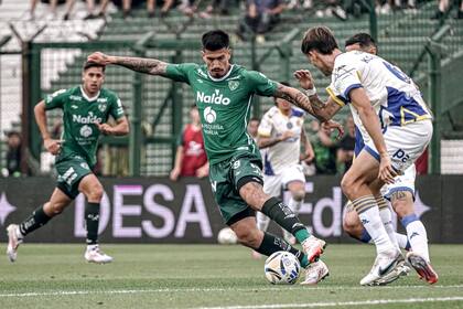 Joaquín Ardaiz lleva la pelota ante la marca de Juan Cruz Komar