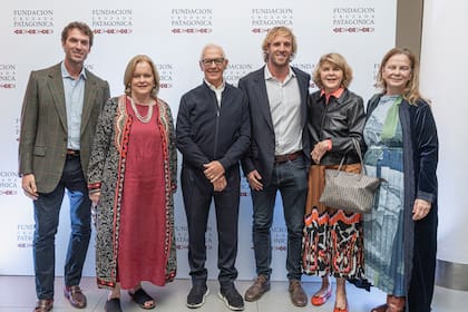 Joaquín Azulay, Maria Luisa Larivière de Segura, Eduardo Costantini y Julián Azulay, junto a Magdalena y Victoria Cordero