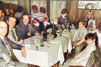 Joaquín Barreiro (izq.) en el salón del primer piso de El Imparcial