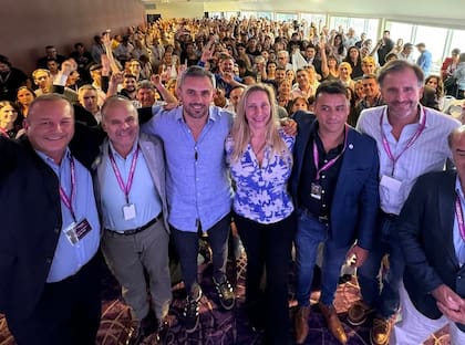 Joaquín Benegas Lynch (a la derecha) junto a Karina Milei y Martín Menem