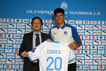 Joaquin Correa en su presentación con Olympique de Marsella y con la camiseta 20 que usará en Francia