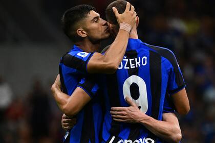 Joaquín Correa le agradece a Dzeko la asistencia para su gol