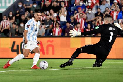 Joaquin Correa no puede convertir ante Antony Silva; el arquero de Paraguay fue una de las figuras de la cancha