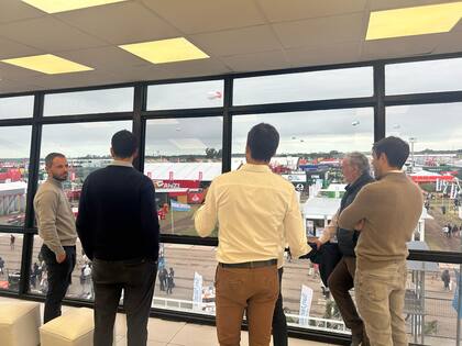 Joaquín de la Torre, con los hermanos Santiago y Manuel Passaglia, en Expoagro