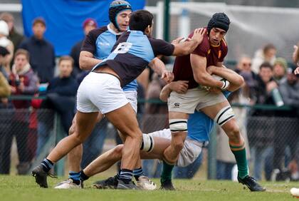 Joaquín De La Vega transporta la pelota y Benito Ortiz de Rozas, Felipe Perdomo y un tercer jugador de CUBA van a la caza; Newman ganó un partido difícil, en el que sufrió.