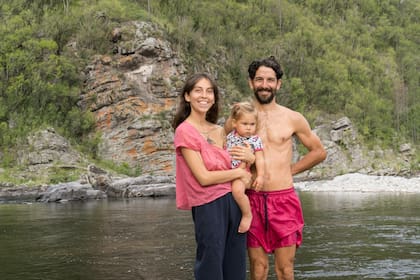 Joaquín Galleli Camila y la hija de ambos, Selva Panambi (mariposa, en guaraní) al borde del río, en su primer verano en la ecovilla. Por ahora alquilan, pero tienen planes de radicarse.