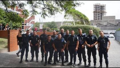 Joaquín Gargiulo, oficial de la policía bonaerense junto a sus compañeros